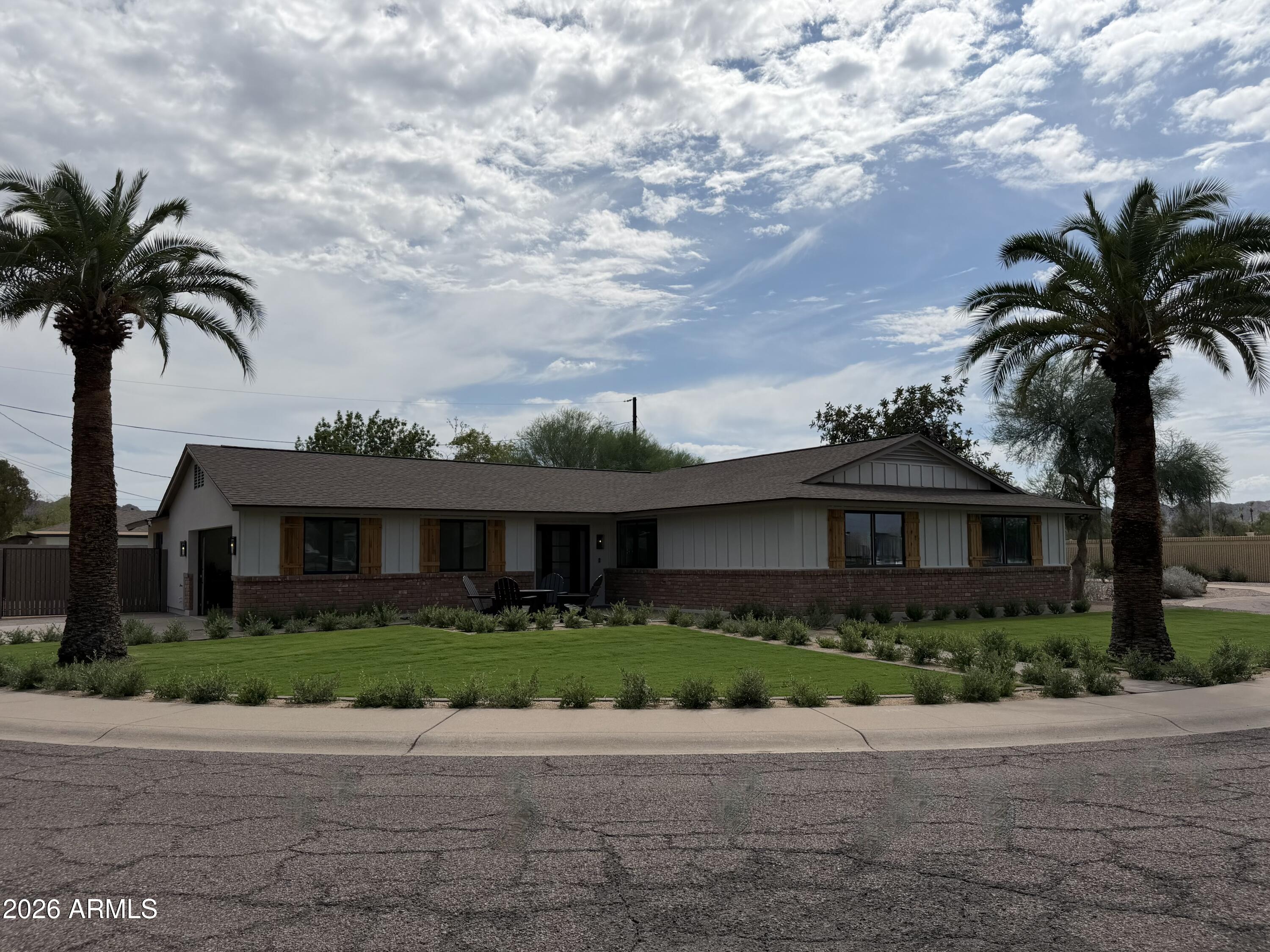 3341 East Cochise Road Phoenix, AZ 85028 - Photo 3 of 46 a front view of house with yard and green space