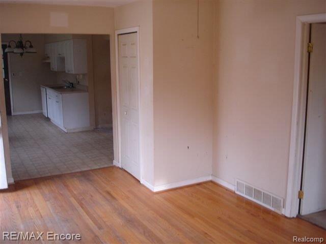 5404 Sherwood Road Oxford, MI 48371 - Photo 6 of 12 5404 Sherwood Living Room (1)
