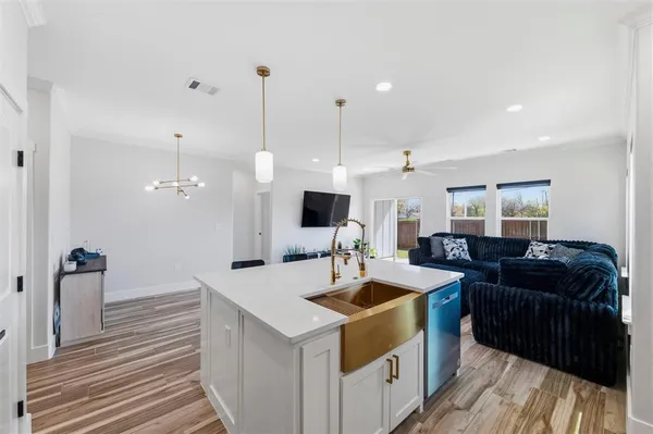 $395,000 | 1916 Kimberly Drive, Arlington, TX 76010
