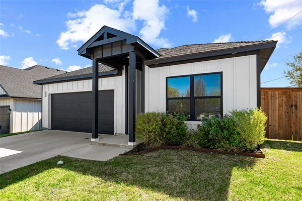 a front view of house with yard