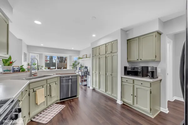 $547,000 | 5221 Conifer Lane, Gurnee, IL 60031