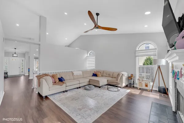 $547,000 | 5221 Conifer Lane, Gurnee, IL 60031