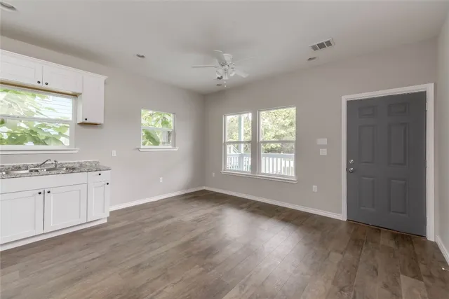 $1,395 | 412 Booth Street, Unit B, Taylor, TX 76574