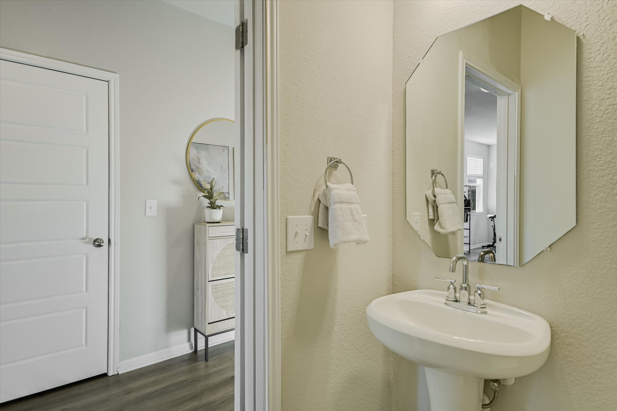 6304 Gunflint Drive Austin, TX 78747 - Photo 6 of 28 A half bath downstairs for guests and convenience.