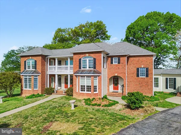 a view of a yard with an tree