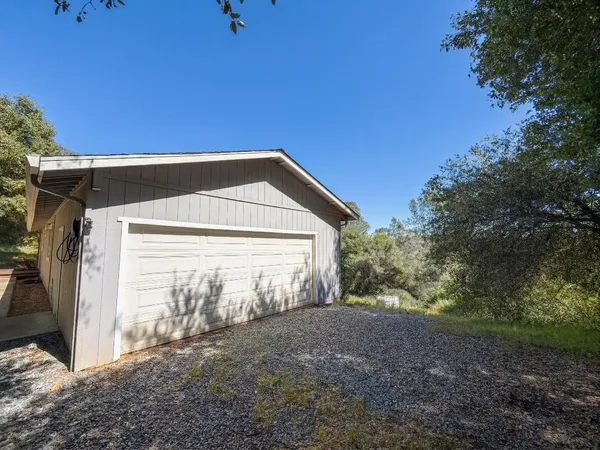a view of back yard of the house