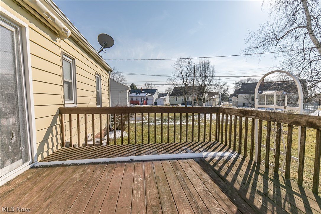 1402 Sunview Road Lyndhurst, OH 44124 - Photo 3 of 35
