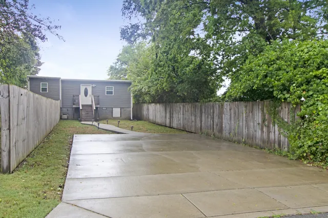 a view of a backyard