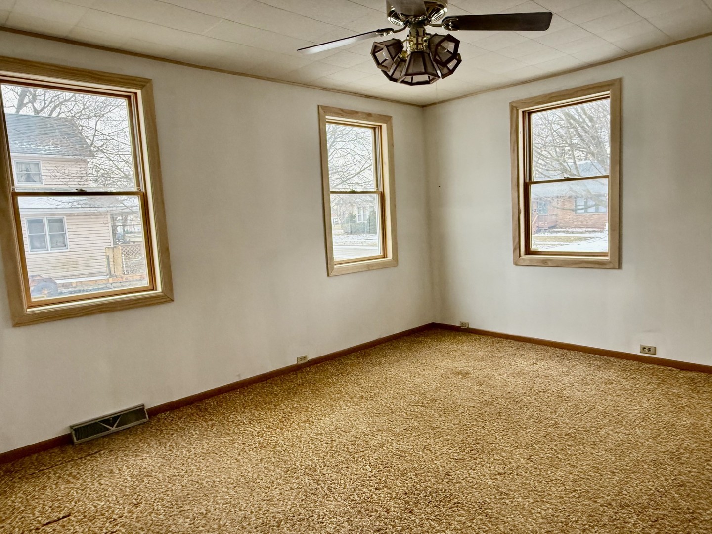 205 6th Avenue Mendota, IL 61342 - Photo 15 of 32 an empty room with a window