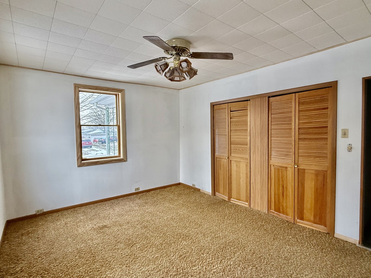 205 6th Avenue Mendota, IL 61342 - Photo 16 of 32 a view of an empty room with a window