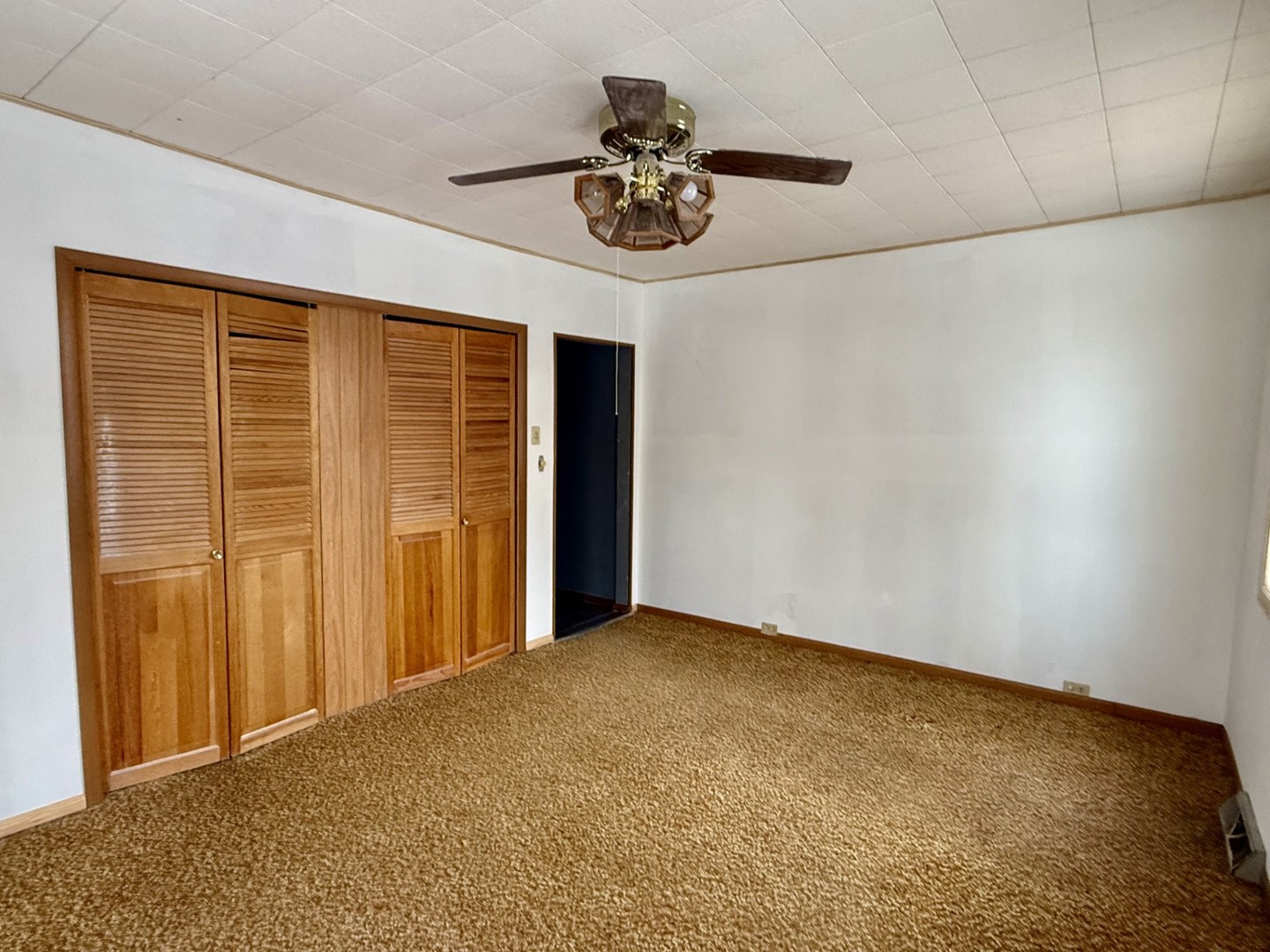 205 6th Avenue Mendota, IL 61342 - Photo 17 of 32 a view of an empty room with a window