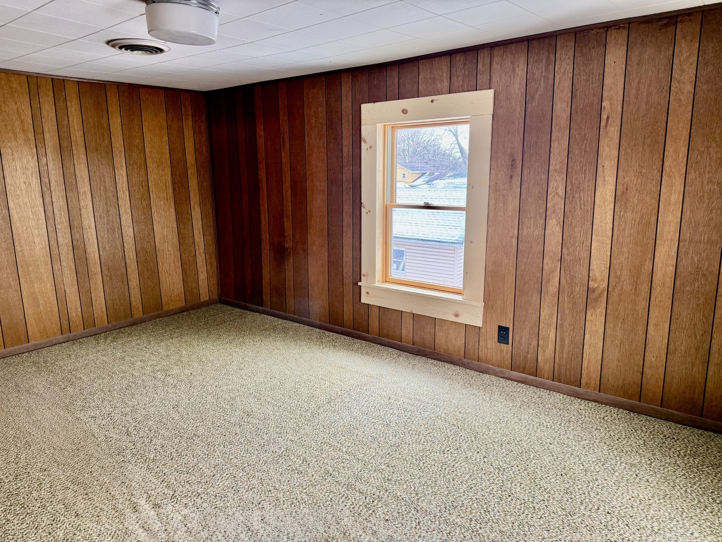 205 6th Avenue Mendota, IL 61342 - Photo 20 of 32 an empty room with windows