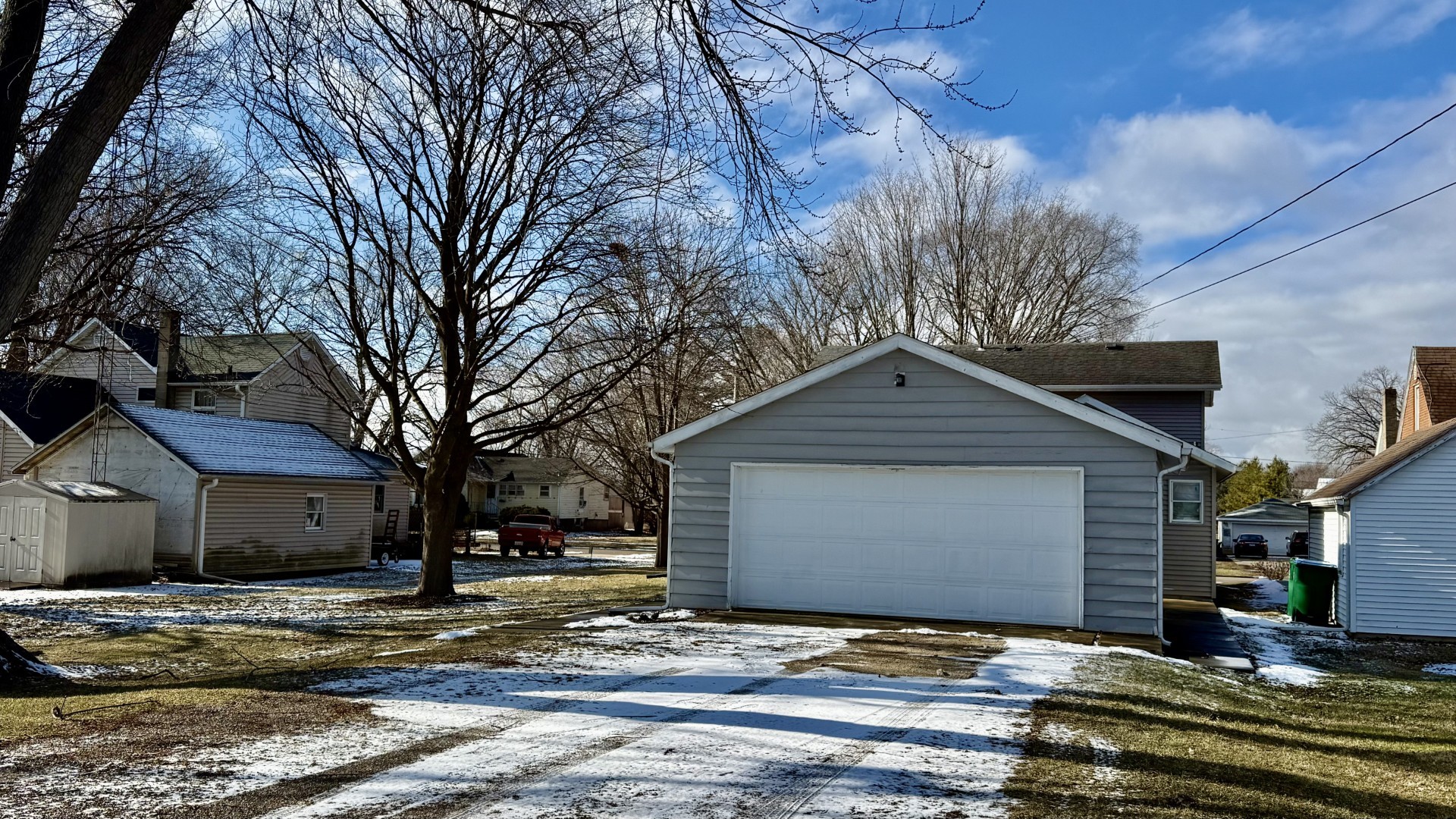 205 6th Avenue Mendota, IL 61342 - Photo 27 of 32 a front view of a house with a yard