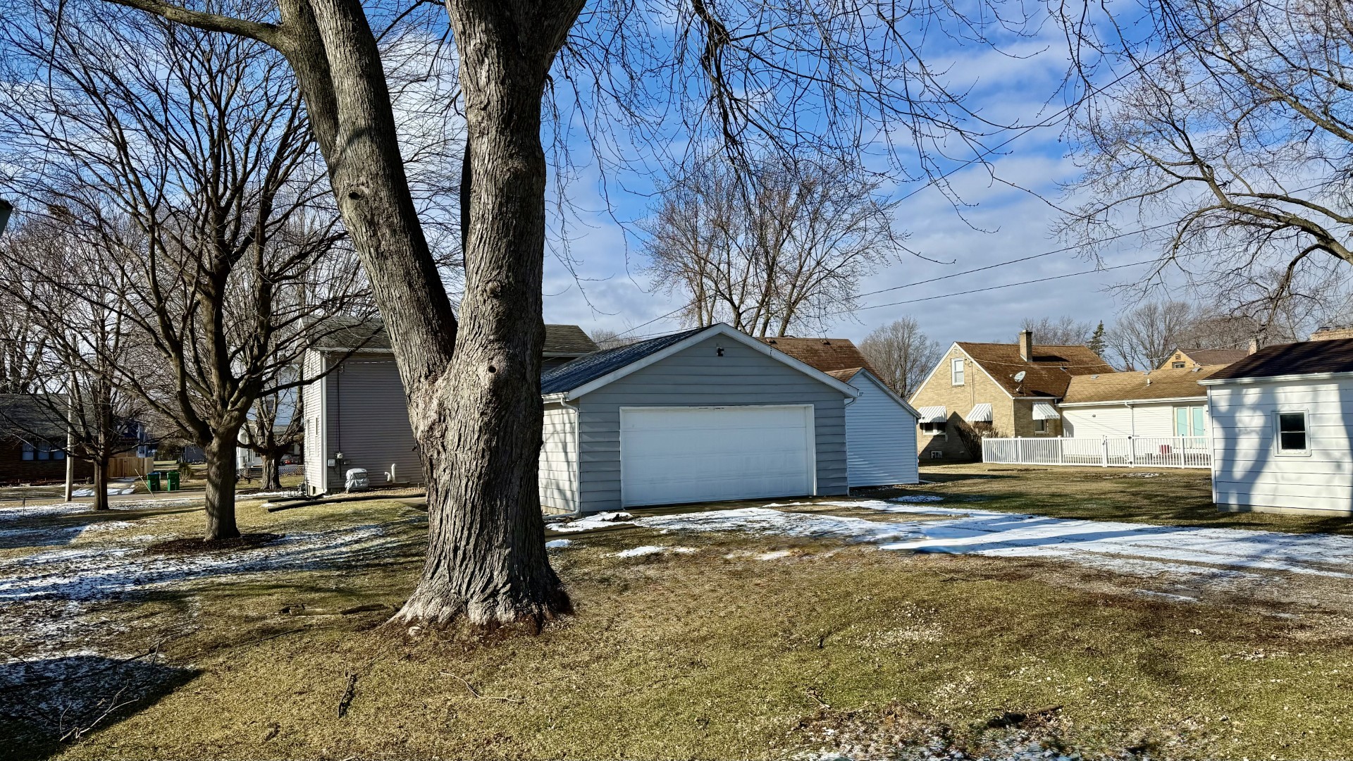 205 6th Avenue Mendota, IL 61342 - Photo 28 of 32 a front view of a house with a yard