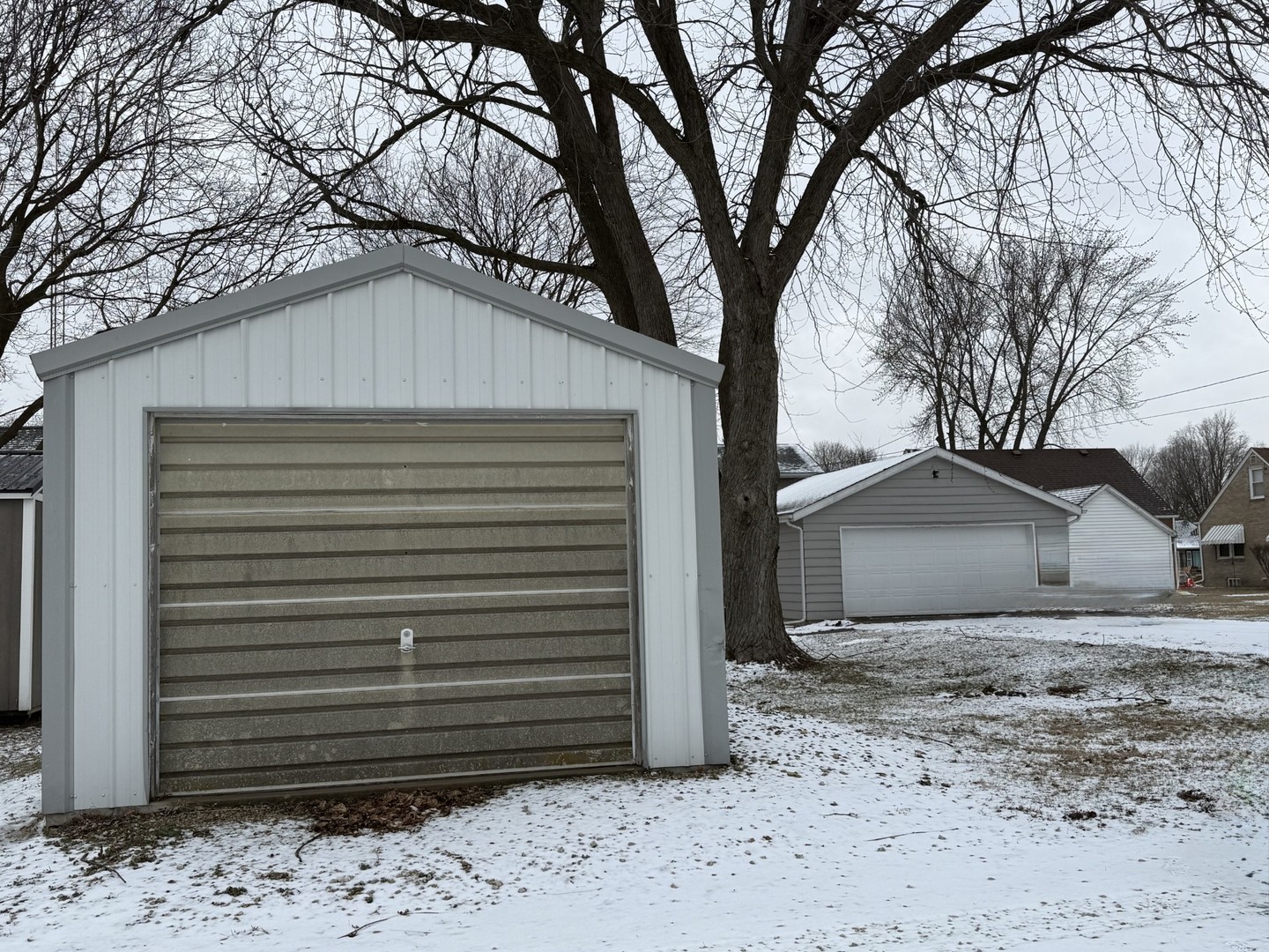 205 6th Avenue Mendota, IL 61342 - Photo 29 of 32 a front view of a house with a yard