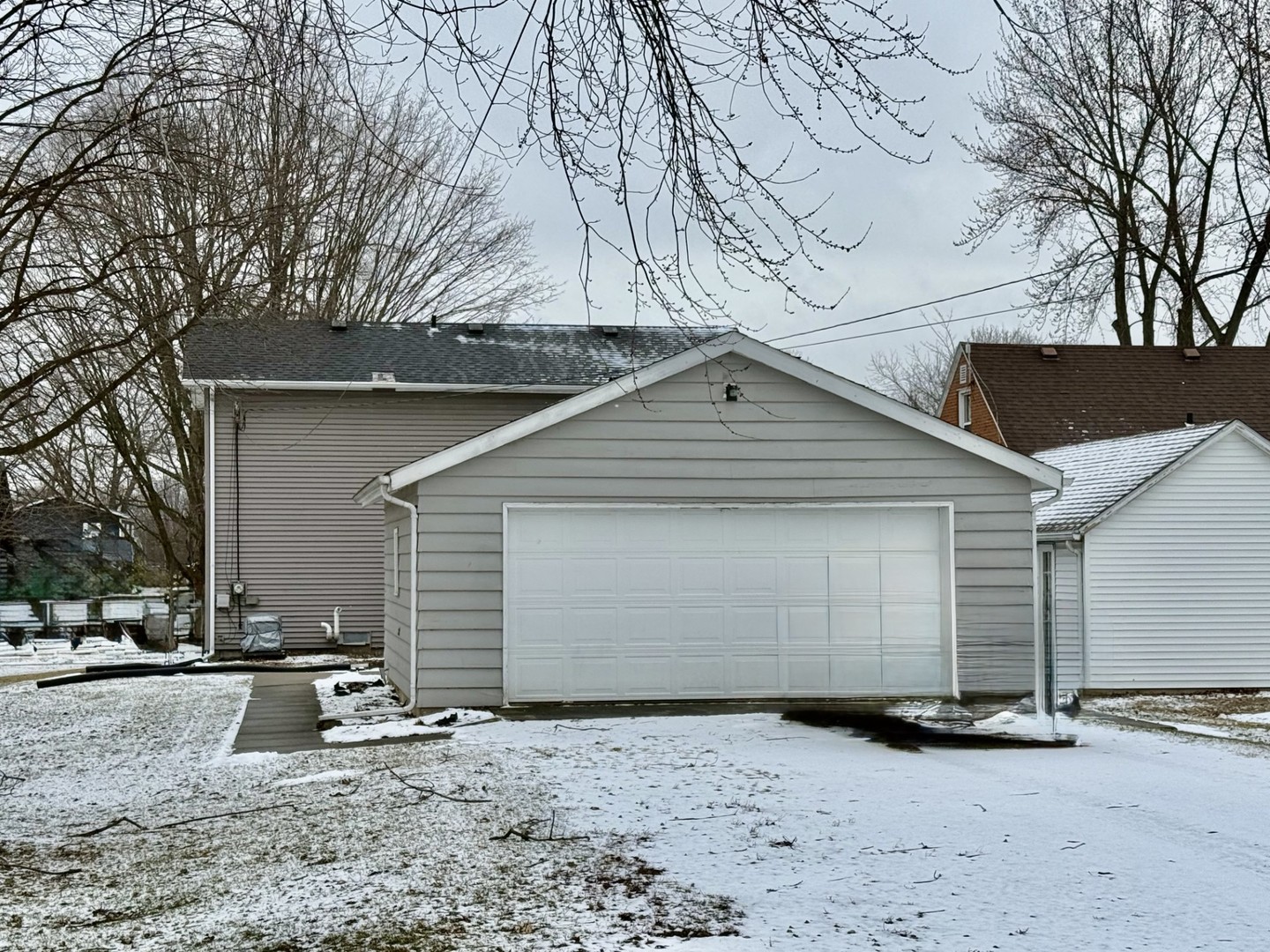 205 6th Avenue Mendota, IL 61342 - Photo 4 of 32 a small white house with a outdoor space