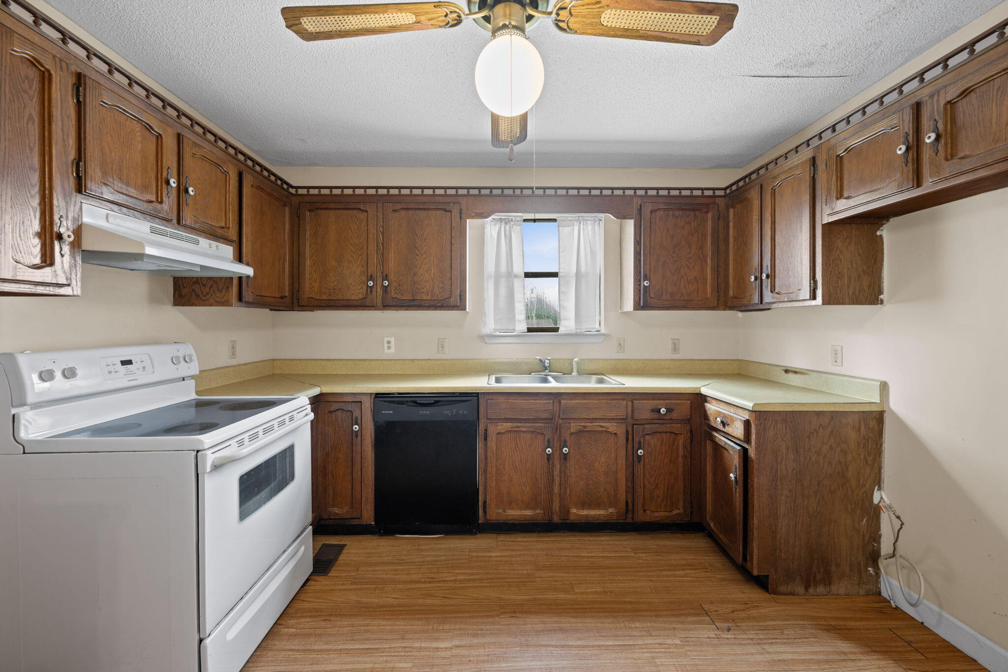 5642 Tucker Road Ooltewah, TN 37363 - Photo 15 of 52 kitchen