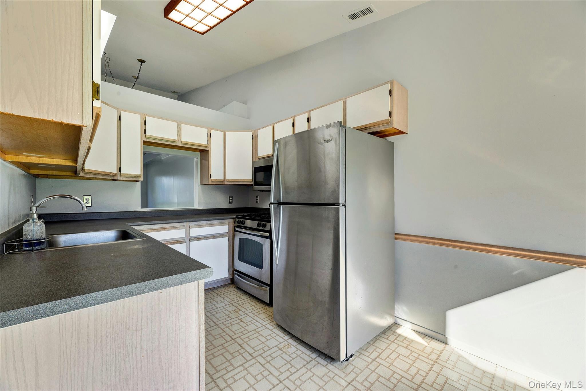 825 Spring Lake Drive Middle Island, NY 11953 - Photo 3 of 33