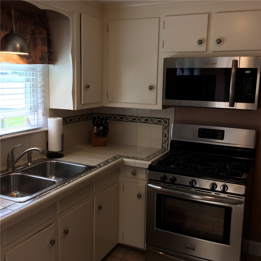 18 Mellon Road Warwick, RI 02889 - Photo 6 of 44 kitchen