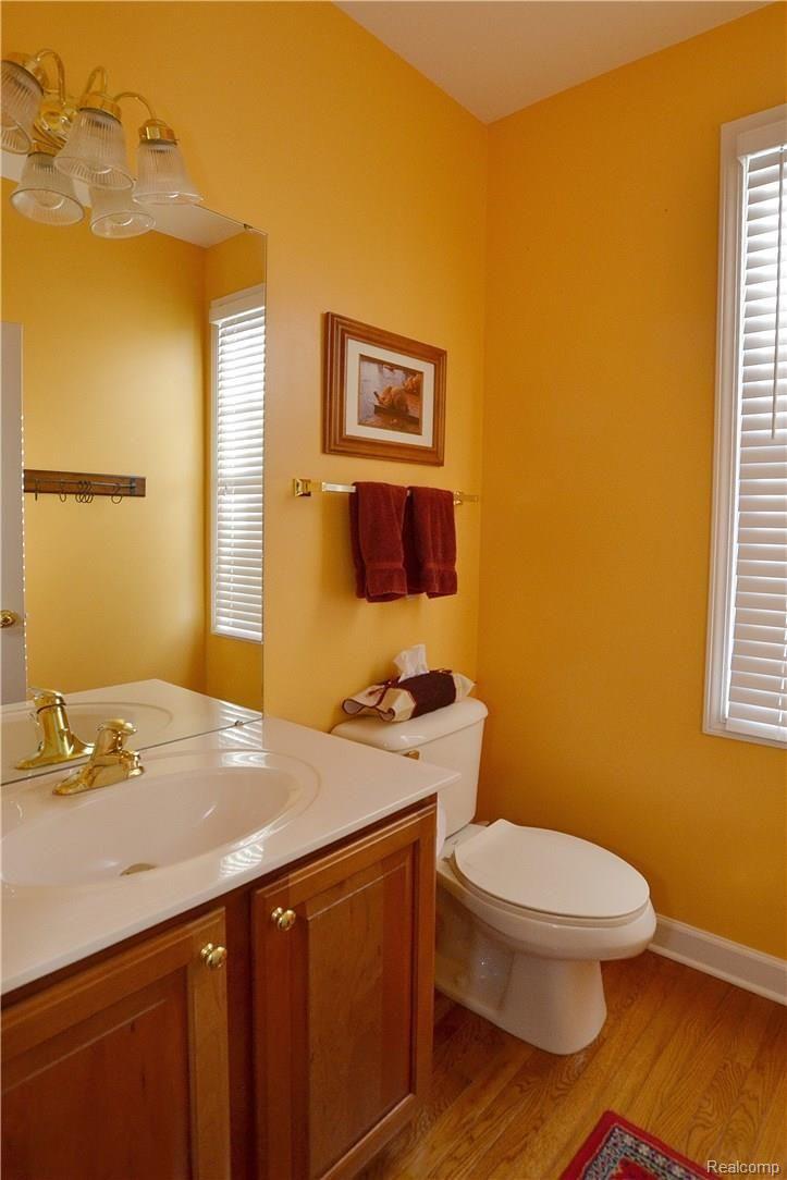2462 Selkirk Street Rochester, MI 48306 - Photo 17 of 41 1st Floor Powder Room