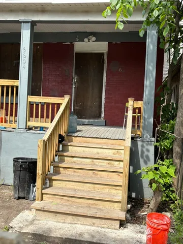 a view of entryway with a front door