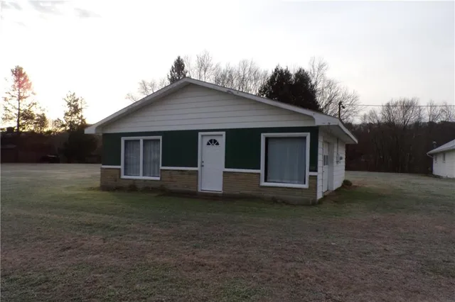 a view of a house with a yard