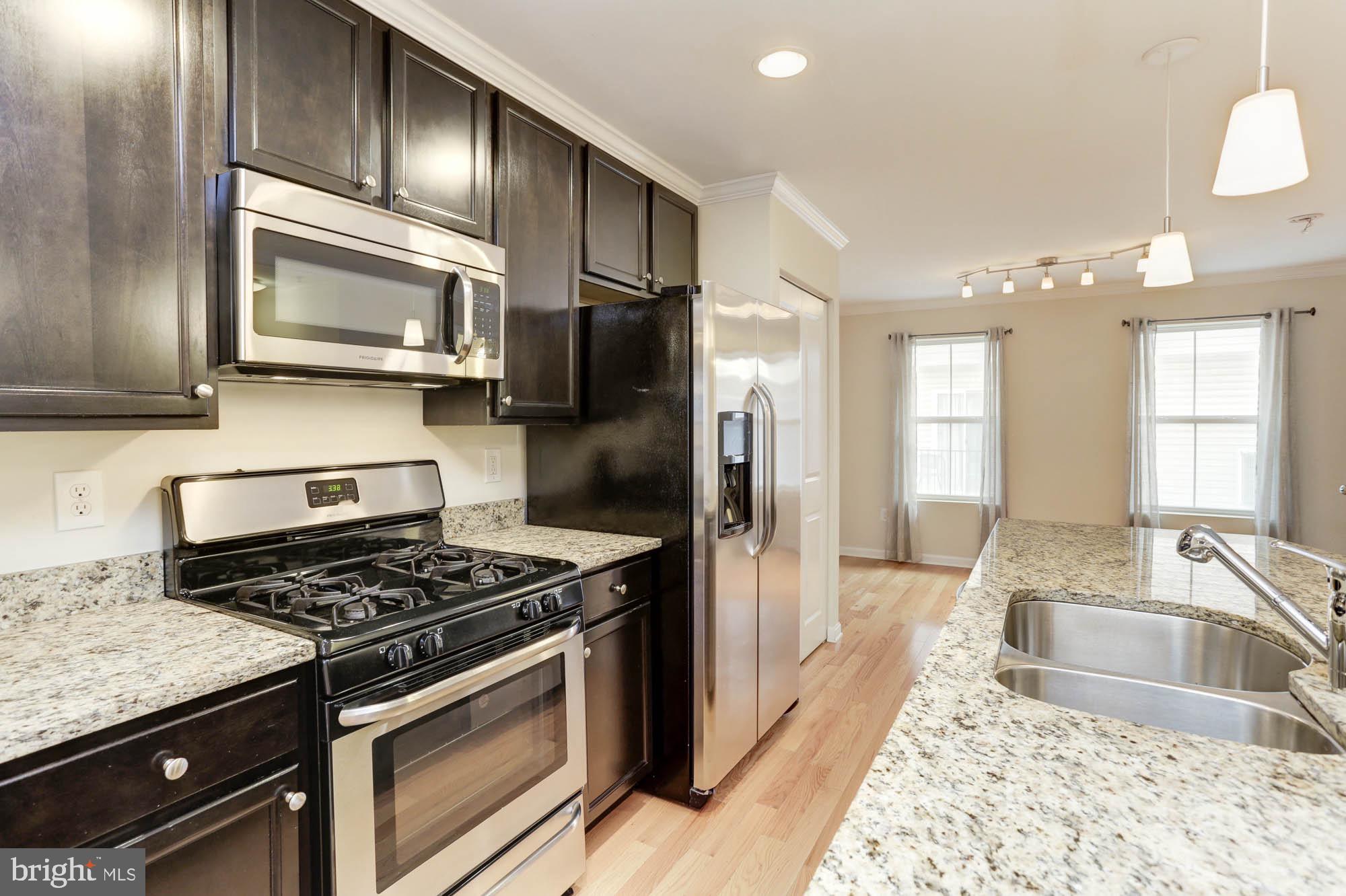 4625 Dillon Place Baltimore, MD 21224 - Photo 12 of 41 Gas cooking