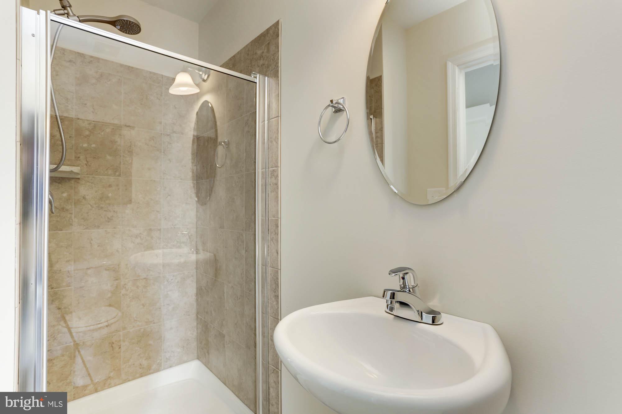 4625 Dillon Place Baltimore, MD 21224 - Photo 34 of 41 Full bath on loft level