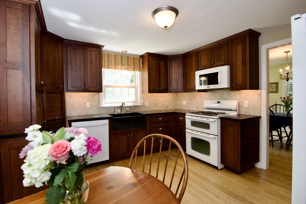 129 Chalmers Street Springfield, MA 01118 - Photo 18 of 42