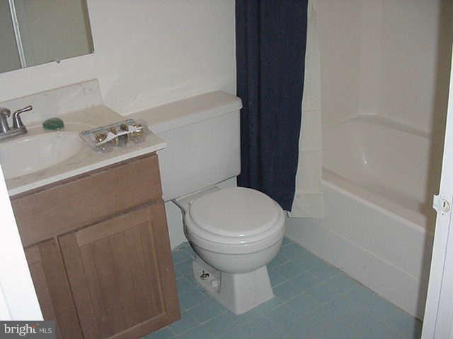 3733 Russell Road Woodbridge, VA 22192 - Photo 15 of 30 Upper Hall Bath with Ceramic Tile Floor