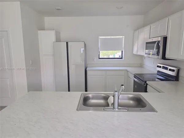 $2,300 | 501 Northeast 1st Street, Florida City, FL 33034