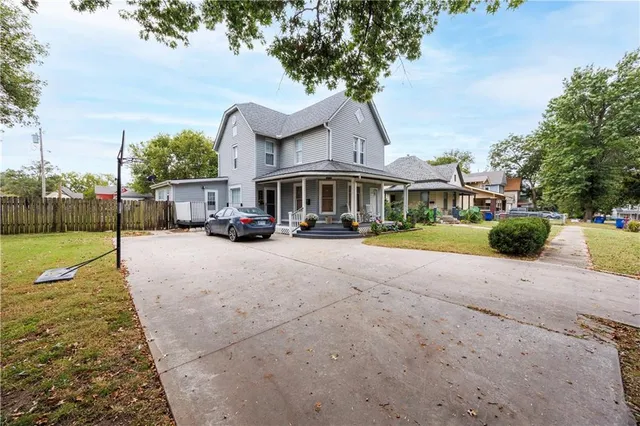 $159,500 | 417 West 5th Street, Chanute, KS 66720