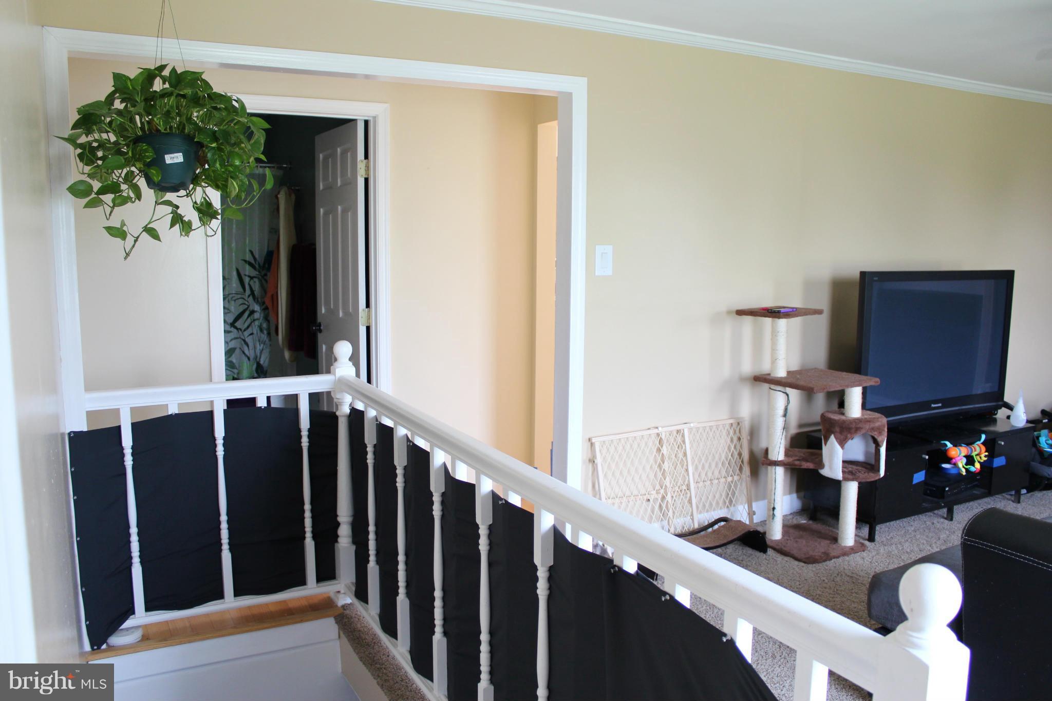 13127 Independence Road Clear Spring, MD 21722 - Photo 4 of 30 Living Room