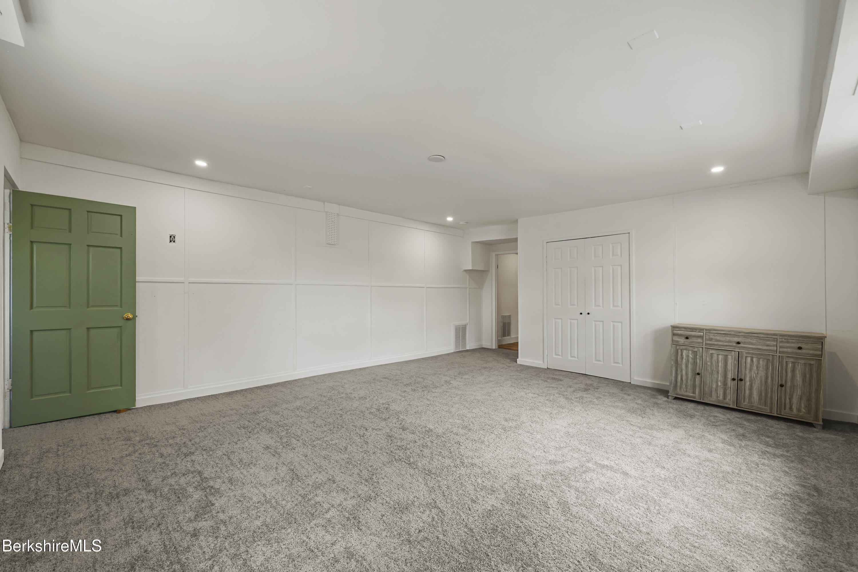 689 North Main Street Sheffield, MA 01257 - Photo 18 of 24 95 Living Room