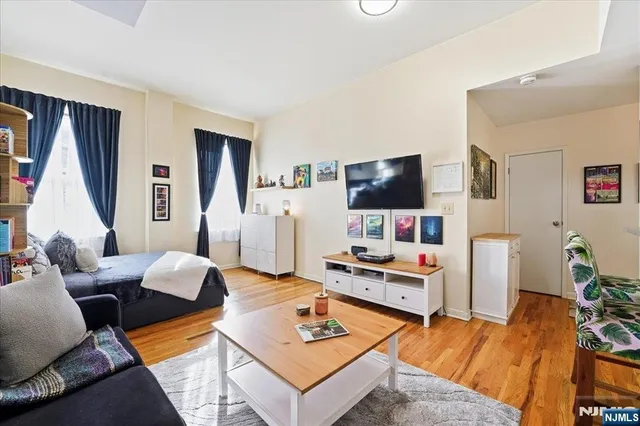 $349,000 | 186 Wayne Street, Unit 214D, Jersey City, NJ 07302