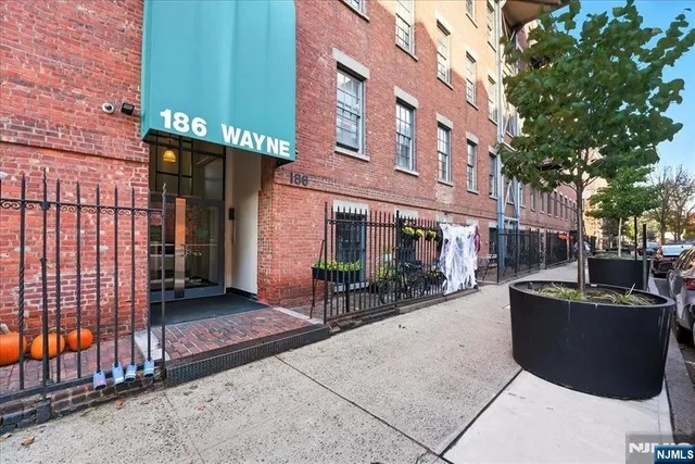 $349,000 | 186 Wayne Street, Unit 214D, Jersey City, NJ 07302