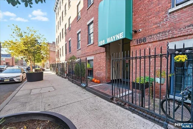 $349,000 | 186 Wayne Street, Unit 214D, Jersey City, NJ 07302