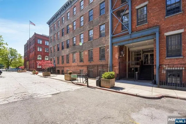 $349,000 | 186 Wayne Street, Unit 214D, Jersey City, NJ 07302