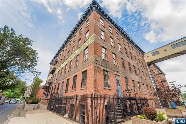 $349,000 | 186 Wayne Street, Unit 214D, Jersey City, NJ 07302