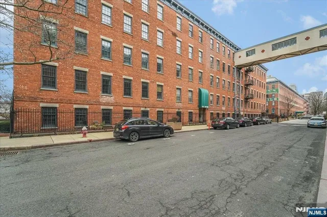 $349,000 | 186 Wayne Street, Unit 214D, Jersey City, NJ 07302