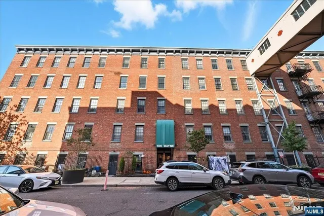 $349,000 | 186 Wayne Street, Unit 214D, Jersey City, NJ 07302