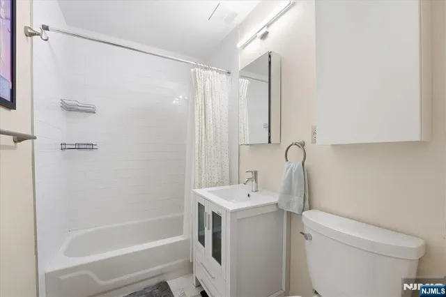 $349,000 | 186 Wayne Street, Unit 214D, Jersey City, NJ 07302