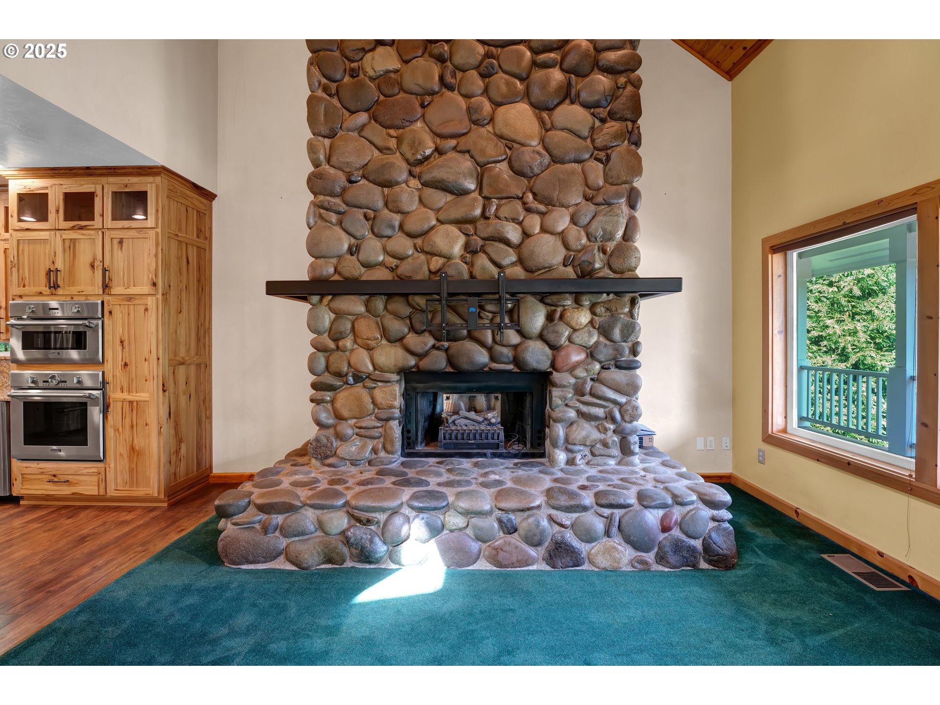 78341 Snauer Lane Cottage Grove, OR 97424 - Photo 17 of 48 a living room with a fireplace