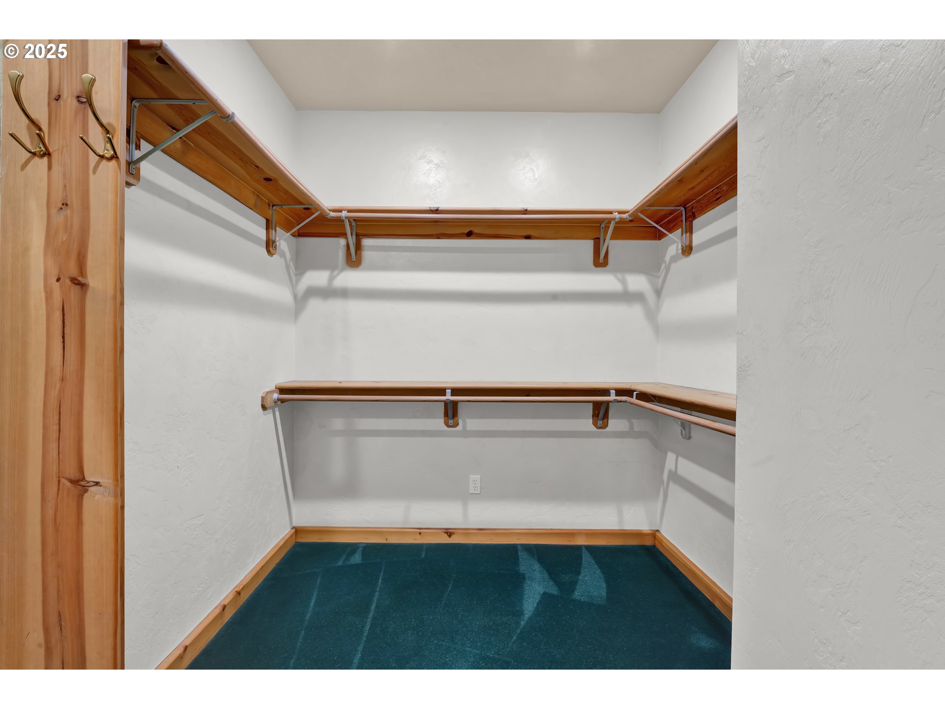 78341 Snauer Lane Cottage Grove, OR 97424 - Photo 23 of 48 a view of entryway