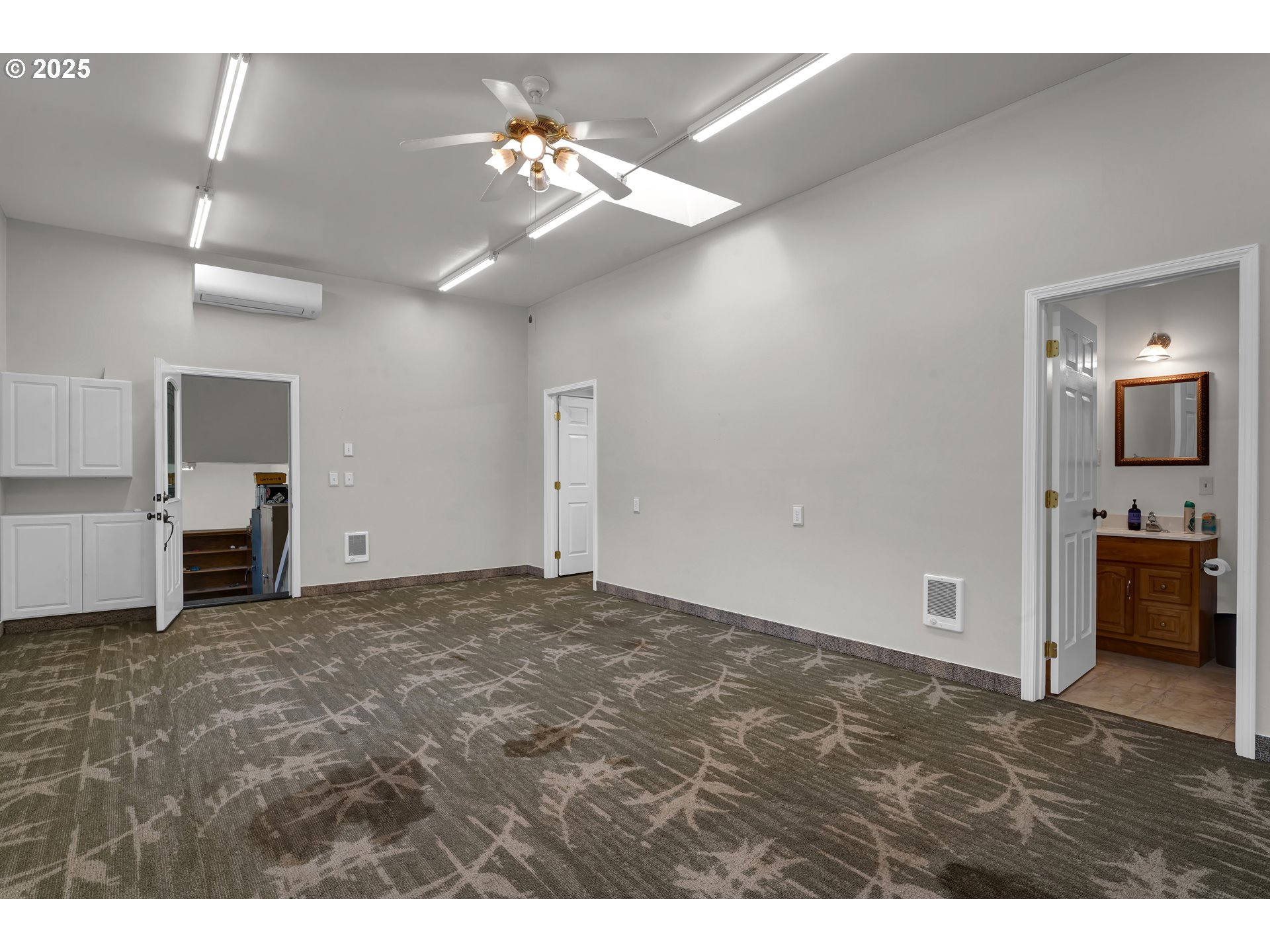 78341 Snauer Lane Cottage Grove, OR 97424 - Photo 38 of 48 a view of a livingroom with a furniture