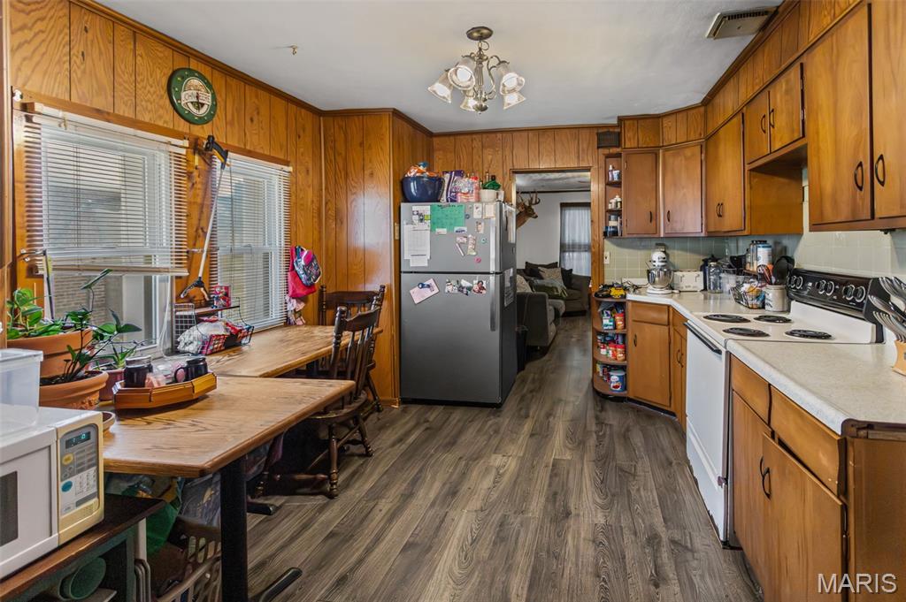 908 Locust Carrollton, IL 62016 - Photo 12 of 32 Gallery Image 12