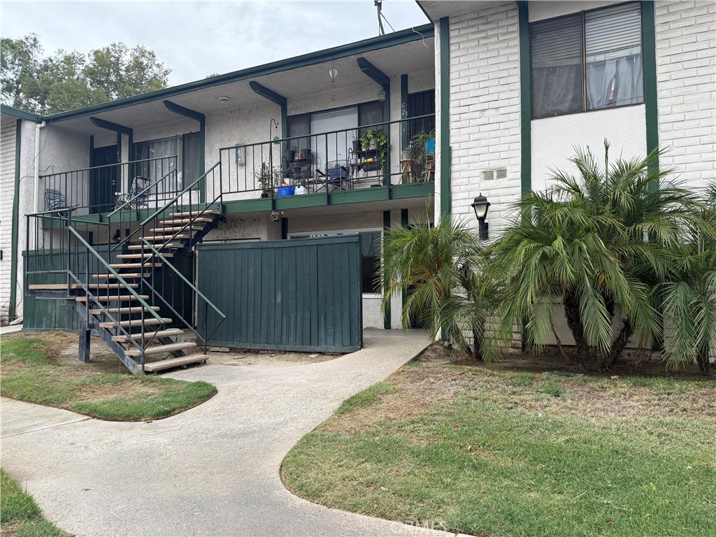 1735 East Washington Street, Unit G13 Colton, CA 92324 - Photo 14 of 19 a view of a house with backyard and sitting area