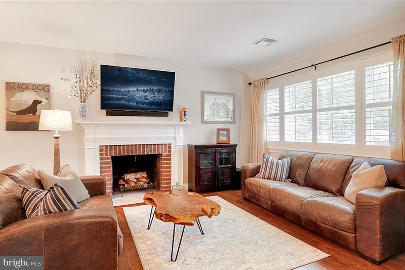 7925 Fort Hunt Road Alexandria, VA 22308 - Photo 4 of 25 Living Room
