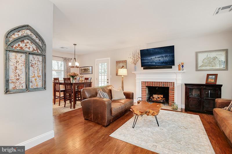 7925 Fort Hunt Road Alexandria, VA 22308 - Photo 5 of 25 Living Room