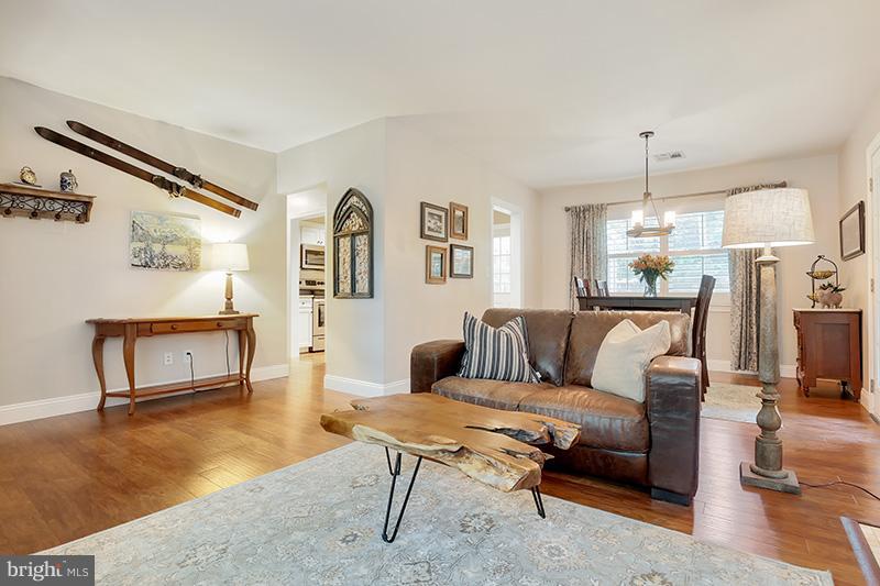 7925 Fort Hunt Road Alexandria, VA 22308 - Photo 6 of 25 Living Room